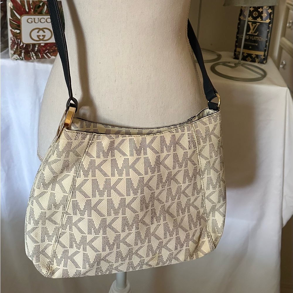 Authentic Michael Kors White & Dark Blue Canvas Crossbody ❤️💛